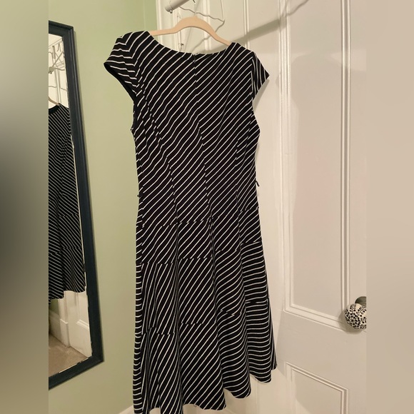 Anne Klein crazy flattering midi dress - size 10 - Picture 2 of 6